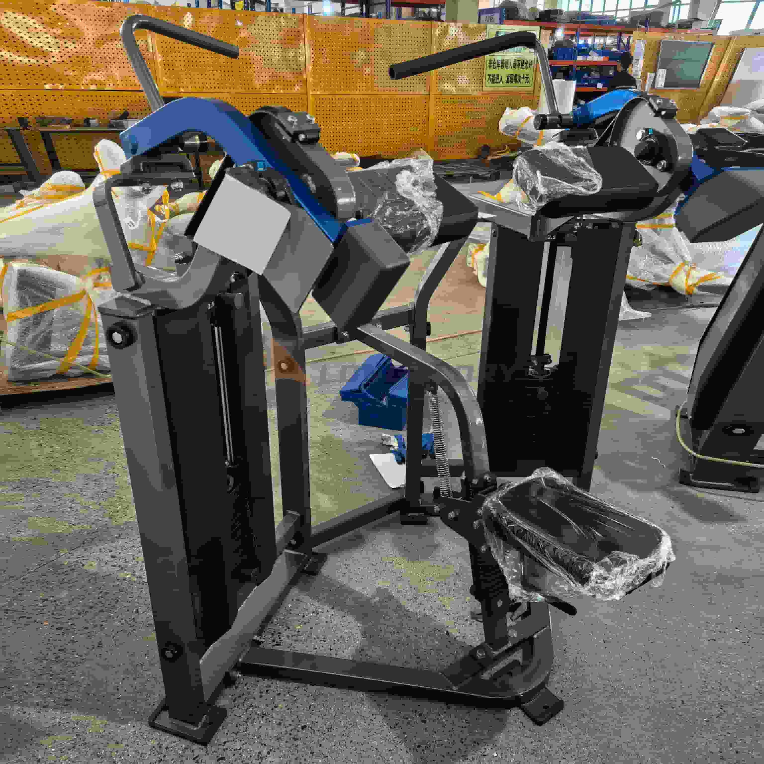 Машина за увијање бицепса у теретани